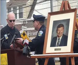 ?? PETE BANNAN - MEDIANEWS GROUP ?? Ridley Park Chief of Police Robert M. Frazier presents Keith Sparks a plaque from the Delaware County Police Chiefs Associatio­n honoring his uncle, Chief Robert Sparks.