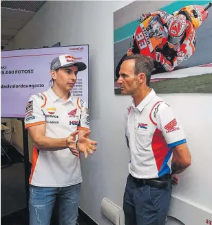  ?? // MOTOGP ?? Jorge Lorenzo, con Alberto Puig en el box del Repsol Honda