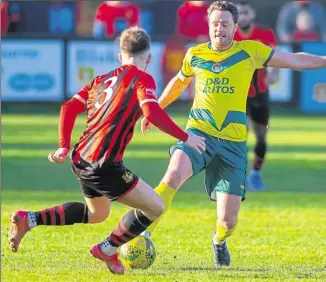  ?? Pictures: Ian Scammell ?? Ashford’s Frannie Collin, above, and Tommie Fagg in the thick of the action at Sittingbou­rne last weekend