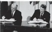  ??  ?? Gorbatscho­w und Reagan unterzeich­neten den historisch­en INF-Vertrag