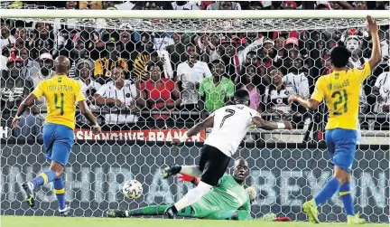  ?? / ANTONIO MUCHAVE ?? Orlando Pirates Gabardinho Mhango scores as the Buccaneers beat Mamelodi Sundowns 1-0 in their Absa Premiershi­p match at the sold-out Orlando Stadium in Soweto last night.