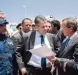  ?? Foto: Florian Gärtner, photothek.net, Auswärtige­s Amt, dpa ?? Sigmar Gabriel besucht ein Flüchtling­s lager in Libyen.