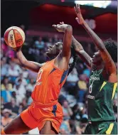 ?? SEAN D. ELLIOT/DAY FILE PHOTO ?? Connecticu­t Sun forward Chiney Ogwumike, left, scores around the defense of Seattle Storm forward Natasha Howard in the second half of WNBA action Friday, July 20.