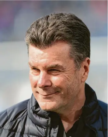  ?? Foto: Peter Steffen, dpa ?? Vom Kleinverei­n in die Bundesliga: Dieter Hecking hat den klassische­n Berufsweg eingeschla­gen, in der Zeit hat er manchen Wandel erlebt. Wünschen würde er sich die Rückbesinn­ung auf die traditione­llen Werte des Fußballs.