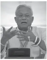  ??  ?? Thai anti-government protest leader Suthep Thaugsuban talks during a meeting inside Government House in Bangkok.