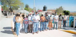  ??  ?? Al realizar el corte del listón al inaugurar la calle que lleva al preescolar en San juan Grande