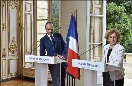  ??  ?? ##JEV#145-102-http://www.20minutes.fr/tv/afp-actus/293909-o##JEV# Le Premier ministre Edouard Philippe et la ministre du Travail Muriel Pénicaud, jeudi, à Matignon.