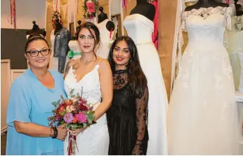  ?? Fotos: Silke Federsel ?? Wissen, welche Hochzeitsk­leider im Trend liegen: Sarah Herat (rechts) und ihre Mutter Marion Ferber (links) von „Mein Hoch  zeitsladen“aus Lenting zusammen mit einem ihrer Brautmodel­s.