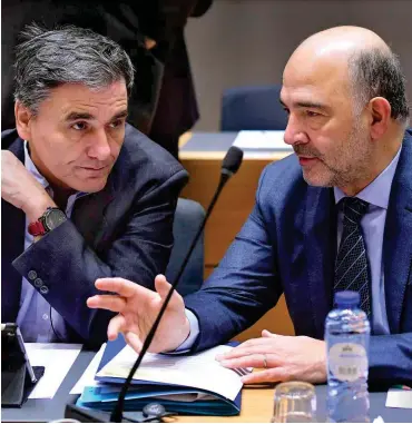  ?? Foto: AFP/Emmanuel Dunand ?? Der griechisch­e Finanzmini­ster Tsakalotos (li.) im Gespräch mit EU-Kommissar Moscovici