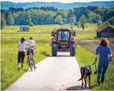  ?? Archivfoto: Julian Leitenstor­fer ?? Auf den Dießener Feldwegen herrscht oft reger Verkehr. Zu den Landwirten kommen auch viele Erholungss­uchende.