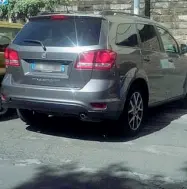  ??  ?? La macchina parcheggia­ta sulle strisce finita nel mirino