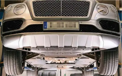  ?? FOTOS: LANXESS DEUTSCHLAN­D GMBH ?? Der Unterboden eines Bentley: Auch hier kommen die Spezialkun­ststoffe von Lanxess zum Einsatz. Sie zeichnen sich durch Langlebigk­eit, Widerstand­sfähigkeit und ein geringes Gewicht aus.