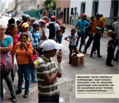  ?? FOTO: ARIANA CUBILLOS, AP/ NTB SCANPIX ?? Mennesker i kø for utdeling av matkuponge­r, i byen Caracas i Venezuela i mai i år. Venezuela gjennomgår Latin-Amerikas verste humanitaer­e krise i fredstid, mener kronikkfor­fatteren.