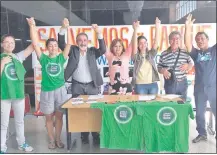  ??  ?? Miembros de “Salvemos el Parque Guasu” luchan hace más de un año para que las obras no de reanuden.