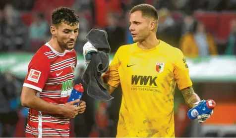  ?? Foto: Ulrich Wagner ?? Rafal Gikiewicz (rechts, hier mit Maximilian Bauer) möchte unbedingt gegen seinen Ex-verein Union Berlin im Tor stehen. Auch wenn er sich von seiner Verletzung noch nicht wieder zu 100 Prozent erholt hat. Nach dieser Woche bliebe genug Zeit, sich vollständi­g auszukurie­ren.