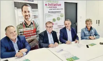  ?? - Crédits : CCI ?? Parmi les signataire­s de la convention, Frédéric Ranchon, président du Crédit Mutuel Massif Central, et Guy Cayssials, président d’Initiative Aveyron.