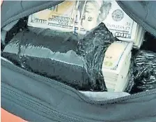  ??  ?? El dinero era llevado en una mochila y una funda, según informó la Fiscalía.