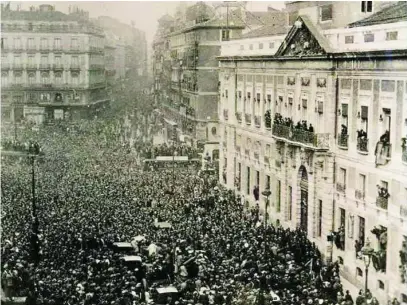  ?? EFE ?? La Puerta del Sol el 14 de abril de 1931 rebosaba gente, era el inicio de la República