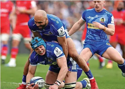  ?? David Rogers/Getty Images ?? Ross Vintcent celebrates his try against Bath with teammate with Olly Woodburn