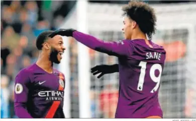  ?? NIGEL RODDIS / EFE ?? Leroy Sane y Sterling celebran uno de los goles del City.