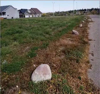  ?? MATTHEW LIEBENBERG/SOUTHWEST BOOSTER ?? The returned lots are located between 4th and 6th Avenue NE. Pictured is the empty lot on 4th Avenue NE, which is a portion of the former Swift Current hospital site.