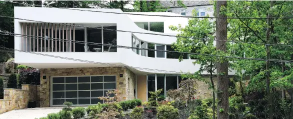  ?? PHOTOS: KATHERINE FREY/WASHINGTON POST ?? The 5,900-square-foot, three-level house near Rock Creek Park in Washington, D.C., is designed to optimize the views from every window.