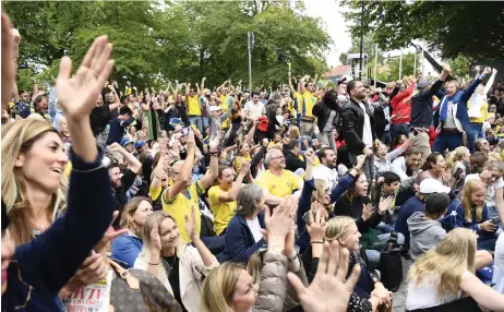  ?? Bild: HENRIK MONTGOMERY/TT ?? FOLK. Det är inte är förenligt med en liberal och humanistis­k människosy­n att lyfta ut en grupp och anklaga dem för att vara tärande. Bilden är från folkhavet i Almedalen när Sverige mötte Schweiz i Fotbolls-vm.