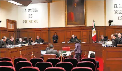  ??  ?? MInistros discutiero­n la reforma constituci­onal llamada Sin voto no hay dinero.