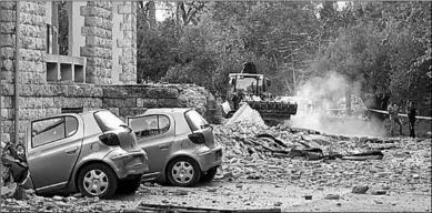  ??  ?? De schade in sommige delen van Tirana is groot. Ook auto’s werden beschadigd. (Foto: NOS)