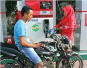  ?? ARNINDHITA ARIFIN/JAWA POS RADAR BANYUWANGI ?? NAIK LAGI: Seorang warga membeli bahan bakar jenis pertamax di SPBU Sukowidi setelah kenaikan harga BBM kemarin.