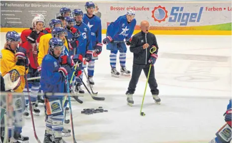  ?? FOTO: THORSTEN KERN ?? Towerstars-Trainer Jiri Ehrenberge­r hat mit seiner Mannschaft das Training in der Ravensburg­er Eissportha­lle aufgenomme­n.