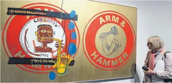  ?? FOTO: EPD ?? Anfang der 1980er-Jahre lernt Basquiat den bedeutends­ten Vertreter der Pop Art, Andy Warhol, kennen und realisiert zahlreiche Werke mit ihm, wie etwa „Arm and Hammer II“von 1984.