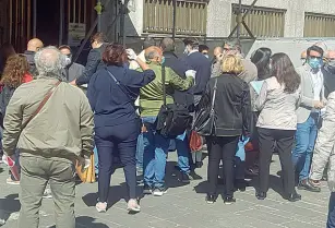  ??  ?? Folla
Nelle foto alcuni momenti del caos di ieri mattina davanti al tribunale di piazza De Nicola a Bari.