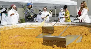  ?? MATIAS J. OCNER mocner@miamiheral­d.com ?? Madeline Pumariega, far right, and WSVN-7’s Belkys Nerey, next to her, help culinary students make paella during the Wolfson Campus Investitur­e Ceremony on Nov. 3.