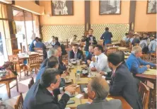  ??  ?? Diez mandatario­s se reunieron en el Café La Habana, cercano a la Segob, donde cerraron filas en torno a la iniciativa de la Guardia Nacional.