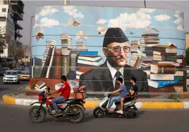  ?? ?? NATIONAL
ICON: Iraqis are delighted by the transforma­tion brought about by the murals, such as this one of Iraqi author Ali al-wardi.