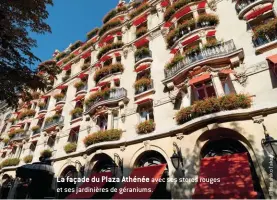  ??  ?? La façade du Plaza Athénée avec ses stores rouges et ses jardinière­s de géraniums.