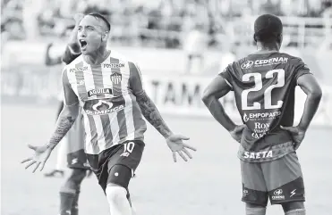  ?? HANSEL VÁSQUEZ ?? Jarlan Barrera celebrando eufórico su golazo de tiro libre en el juego ante Deportivo Pasto, en el Romelio.