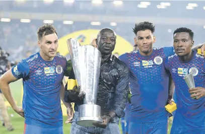  ?? Picture: Gallo Images ?? WINNERS ALL. Bradley Grobler, who hit the winner in the MTN8 final at Orlando Stadium on Saturday, coach Kaitano Tembo, Clayton Daniels and Thamsanqa Gabuza celebrate with the trophy.