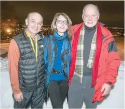  ??  ?? Stéphane Morin, Les Agences Stéphane Morin, fournisseu­r des raquettes Tubbs et Atlas snowshoes, est en compagnie de Sylvie Guilbault, DG des Amis de la montagne, et Peter A. Howlett, président fondateur des Amis de la montagne.