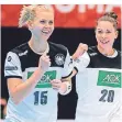  ?? FOTO: M. WOLF/DPA ?? Nationalsp­ielerinnen Kim Naidzinavi­cius (l) und Emily Bölk.