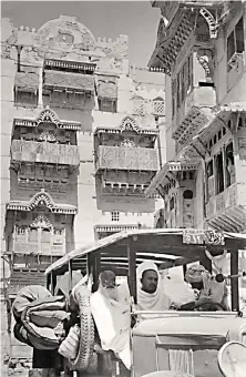  ?? Getty
Getty ?? Above: Two of the roshan tower houses that are unique to Old Jeddah can be seen in this 1939 photograph.
Right: A 1976 photograph shows a crowd of pilgrims from Indonesia on the deck of their chartered ship in Jeddah harbour, bound for Mecca.