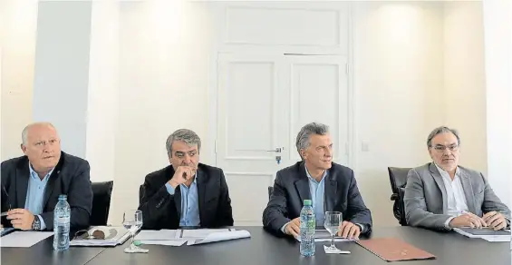  ??  ?? En Olivos. Antes de viajar anoche a España por Iberia, Macri revisa el Plan Belgrano con su titular, José Cano (a su der.) y Gustavo Lopetegui (izq).