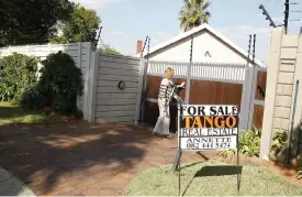  ?? PHOTO: LEON NICHOLAS ?? An agent looking into selling a house in Randburg. The rate of growth of the luxury area value band had slowed the most significan­tly of all five value bands since about 2014.