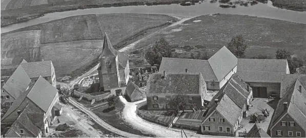  ?? Foto: Gerhard Beck ?? Die Mündung der Rohrach in die Wörnitz an der oberen Kirche in Wechingen im Jahr 1957 mit Blick zur Pfladermüh­le.