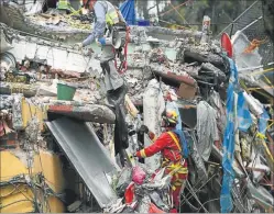  ?? AFP ?? DERRUMBE. El empresario textil quedó atrapado bajo un edificio.