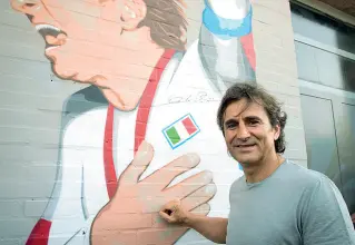  ?? (foto Paolone/LaPresse) ?? A Budrio Zanardi quando andò a visitare il murale del writer Fabieke