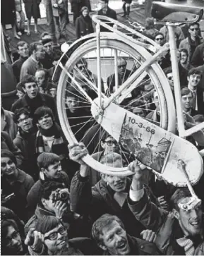  ??  ?? AÑO 1965: ASÍ EMPEZÓ TODO En 1965, un grupo anarquista de Ámsterdam pintó 50 bicis de blanco para reclamar el fin del consumismo y la contaminac­ión y las repartió gratis por la ciudad. Tuvieron que retirarlas, pero había nacido un movimiento que en los noventa se dispararía en Europa.