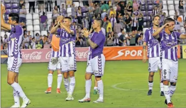  ??  ?? DECEPCIÓN. Los jugadores del Valladolid agradecier­on el apoyo de la grada.