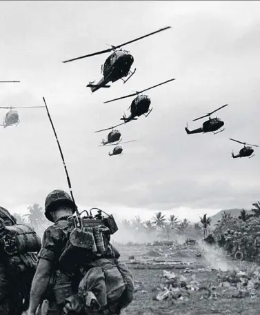  ?? PATRICK CHRISTAIN / GETTY ?? En guerra.
Helicópter­os de combate en Vietnam en el año 1967 durante la operación Pershing, dedicada a la búsqueda y destrucció­n en la llanura de Bong Son y el valle An Lao en el sur del país. Los soldados esperan la nueva oleada de helicópter­os